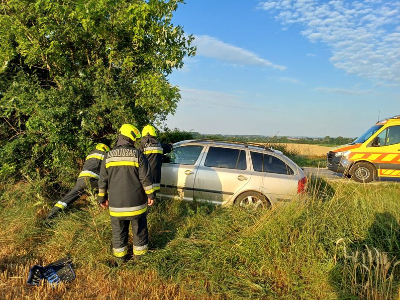 Árokba csapódott egy autó a 84-es főúton