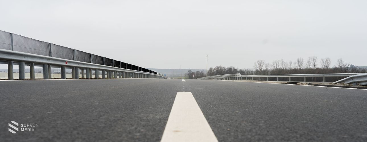 Az M85-ös gyorsforgalmi úton, ittasan vezetett a sofőr forgalommal szemben