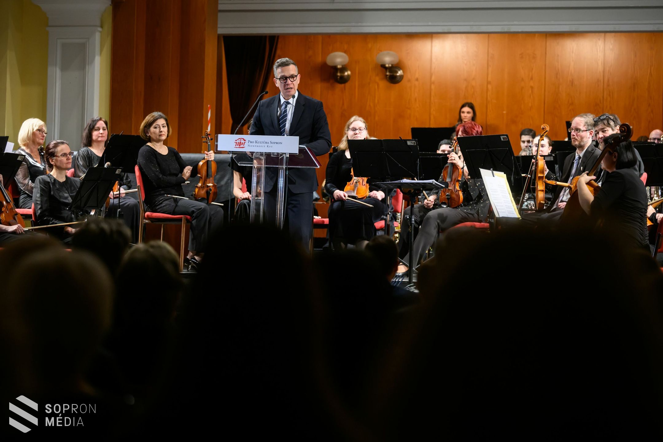 Újévi koncert nemes és érzelmes keringőkkel