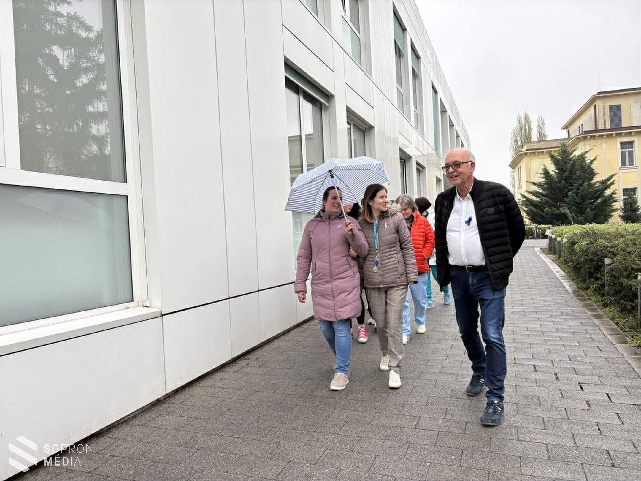 Rákellenes világnapi sétát tartottak a Soproni Gyógyközpontban
