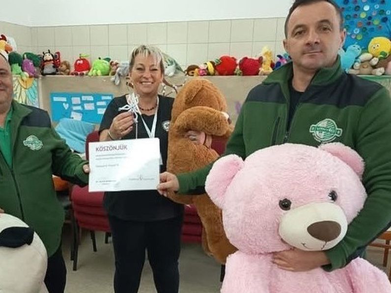 Plüssjátékokat ajándékozott a kórházban ápolt gyerekeknek a Vitnyédi SE