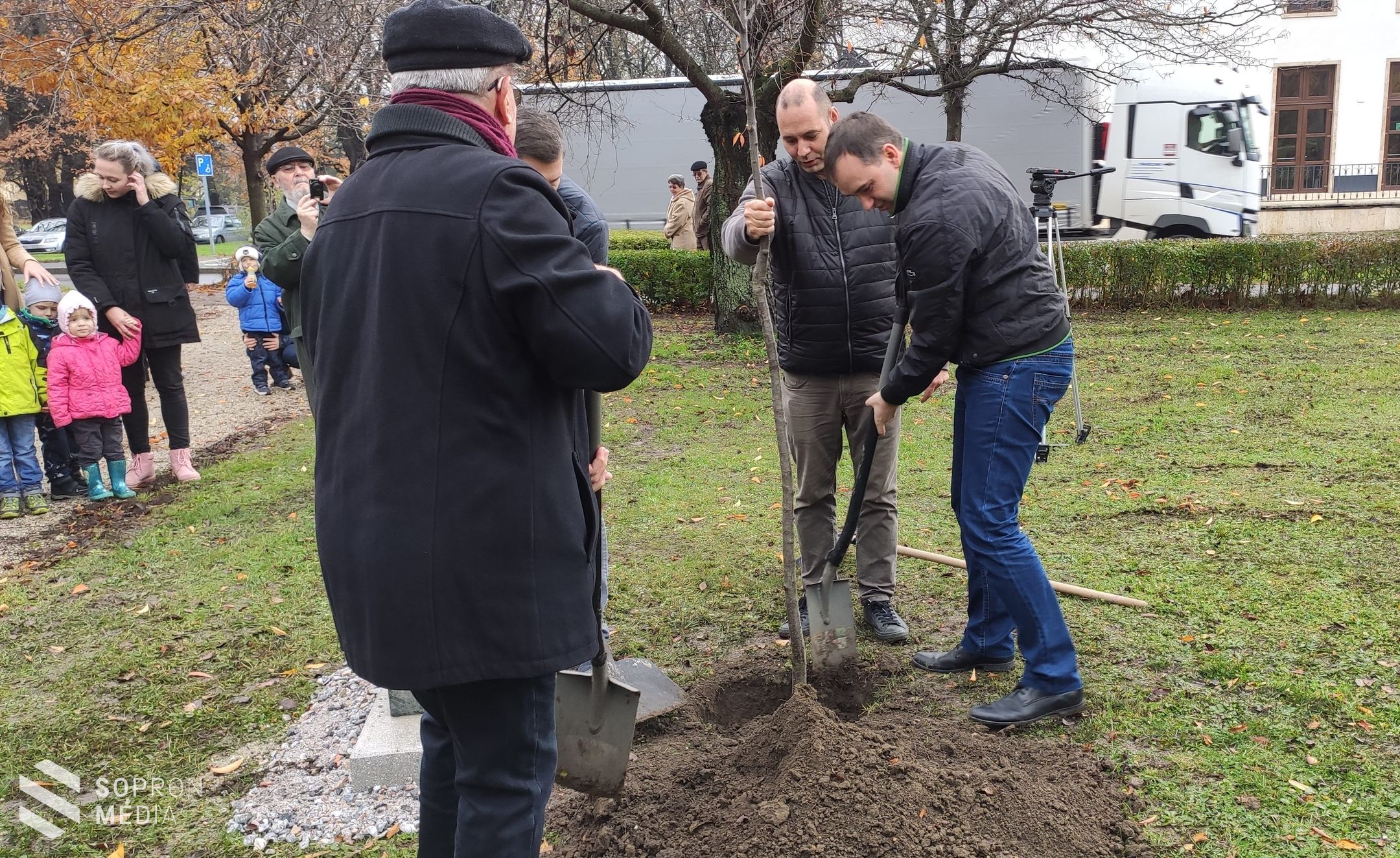 Fát ültettek Flandorffer Ignác emlékére