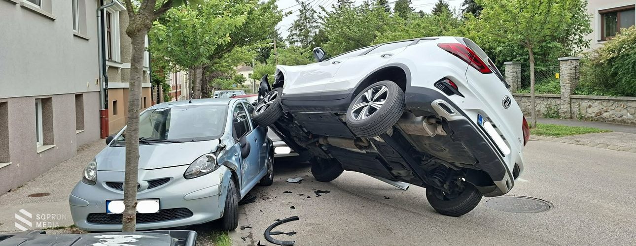 Parkoló autóknak hajtott egy személygépkocsi Sopronban