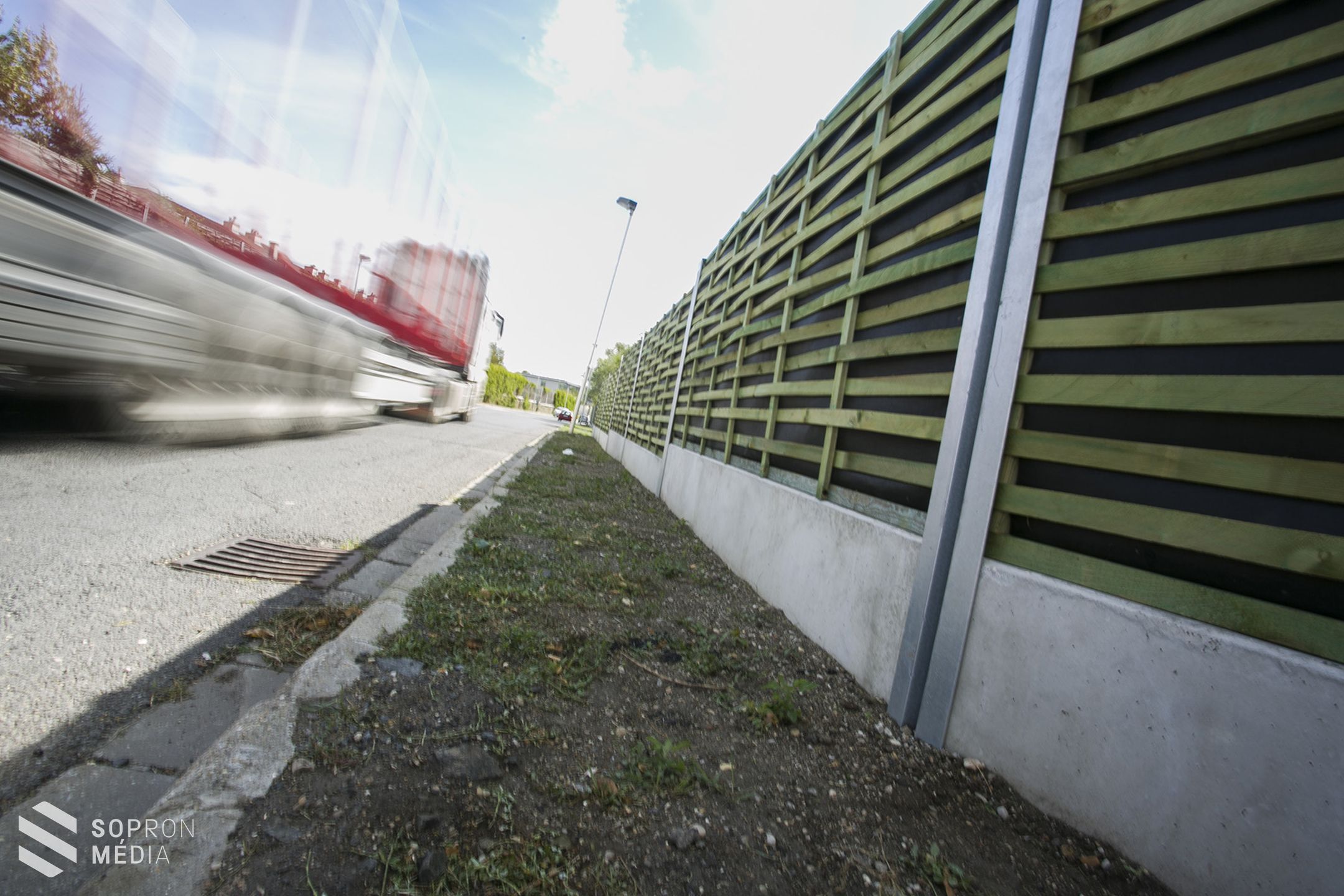 Elkészült a zajvédő fal az Agyag utcában