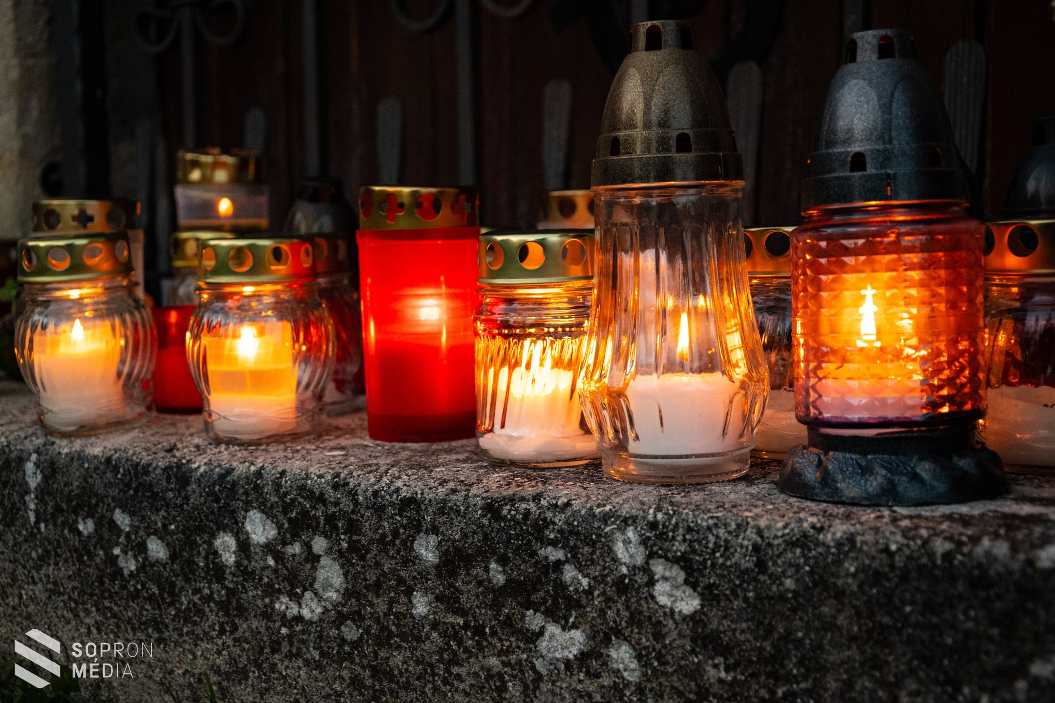 A hétvégén a csend és a fény tölti meg a soproni temetőket