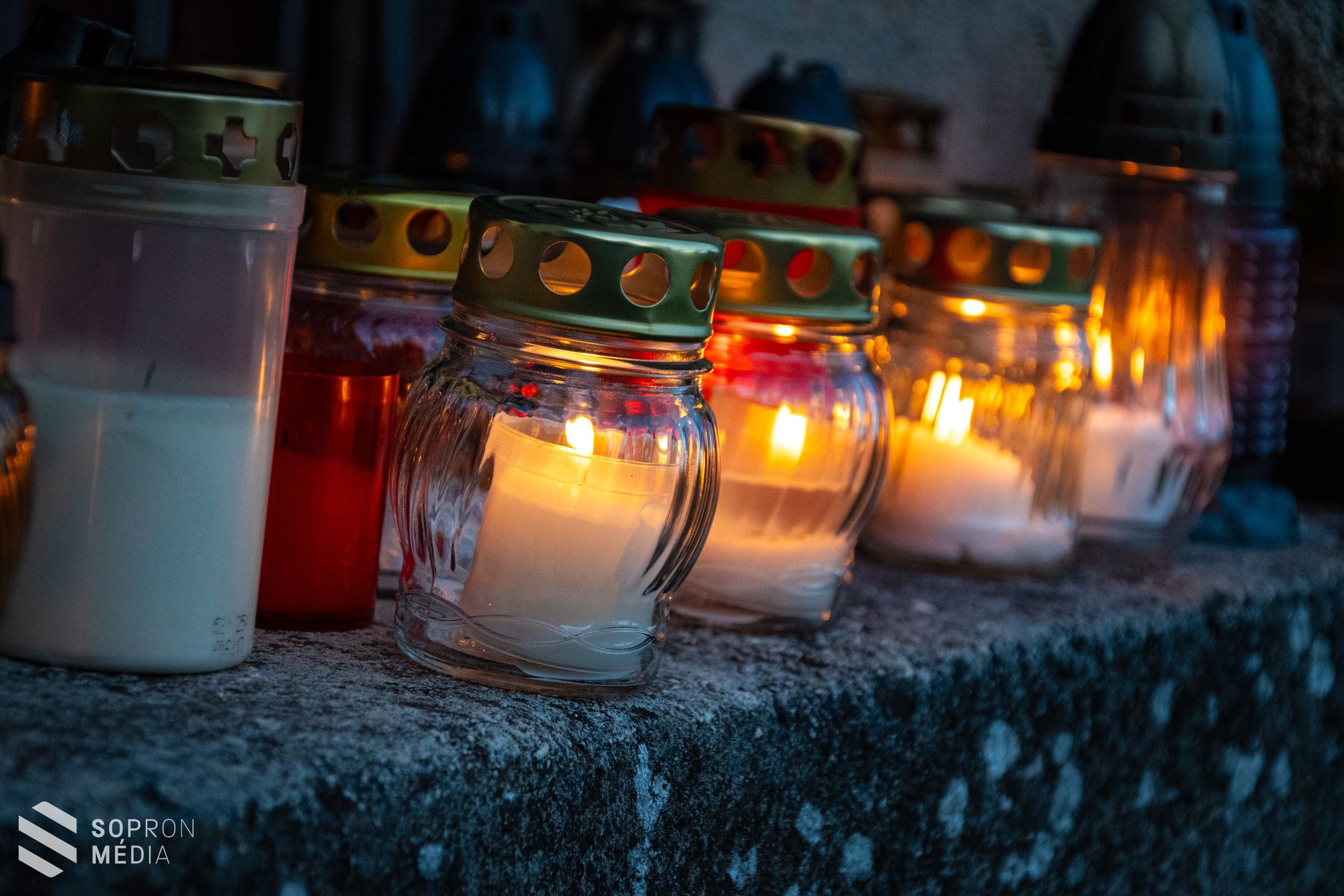 A hétvégén a csend és a fény tölti meg a soproni temetőket