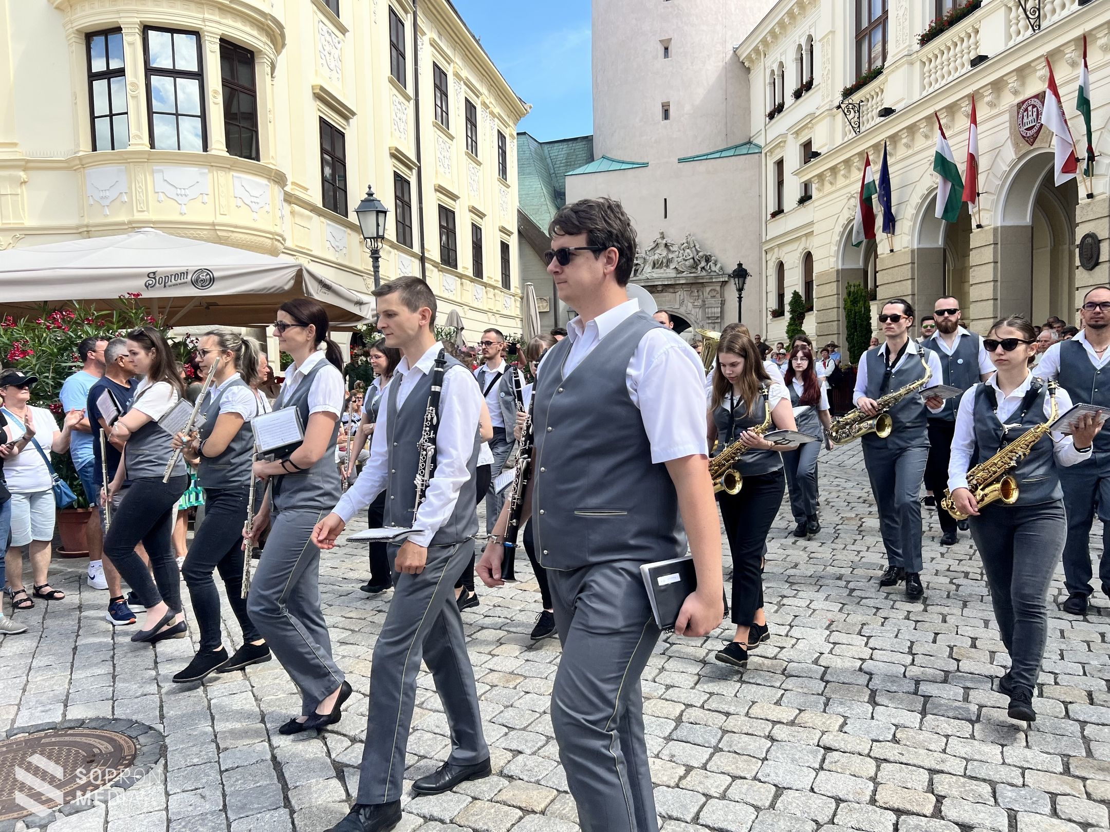 Fúvósok zenéjétől volt hangos Sopron Fő tere
