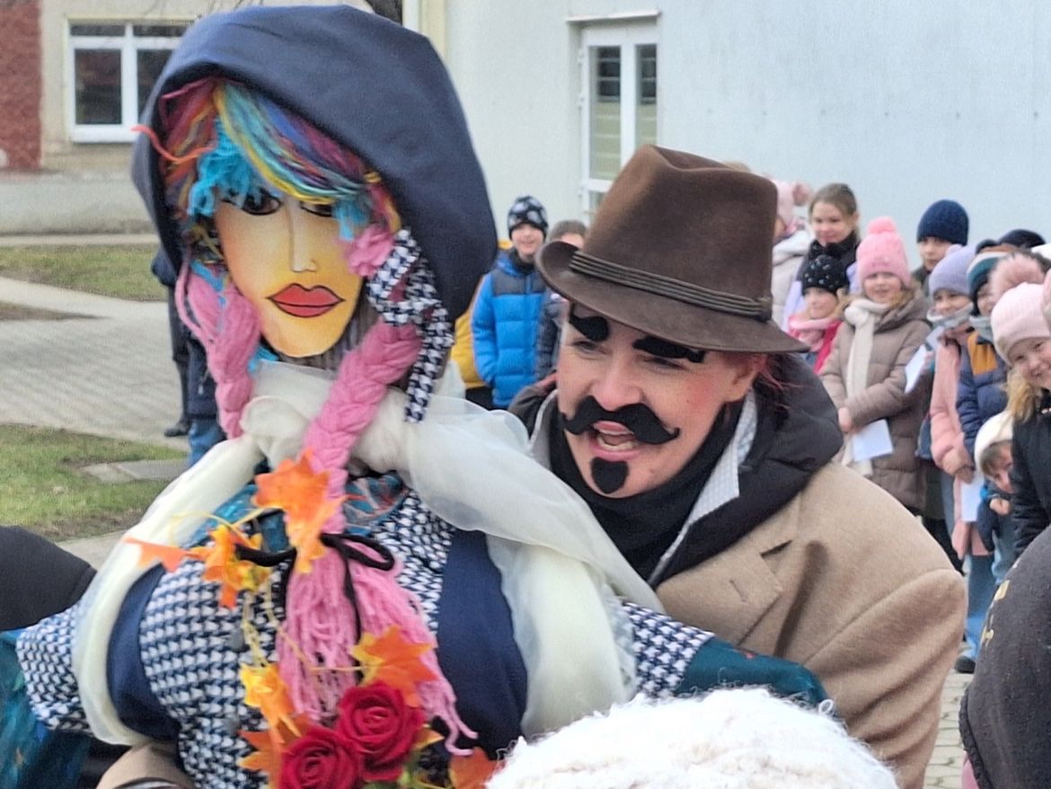 Kiszézés az iskola udvarán