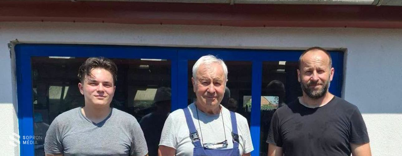 Defektet kaptak a soproni mentők, egy közeli autójavító műhely segített a szakembereknek!