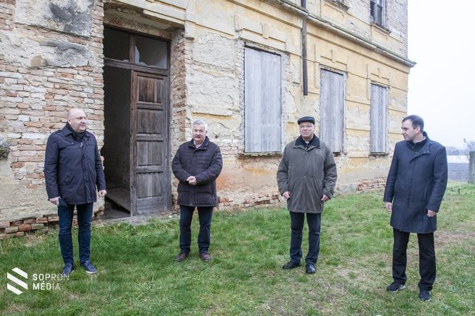 dr. Jakab Zsolt jegyző, Szigethi István polgármester, Németh József atya és Barcza Attila a sajtótájékoztatón.