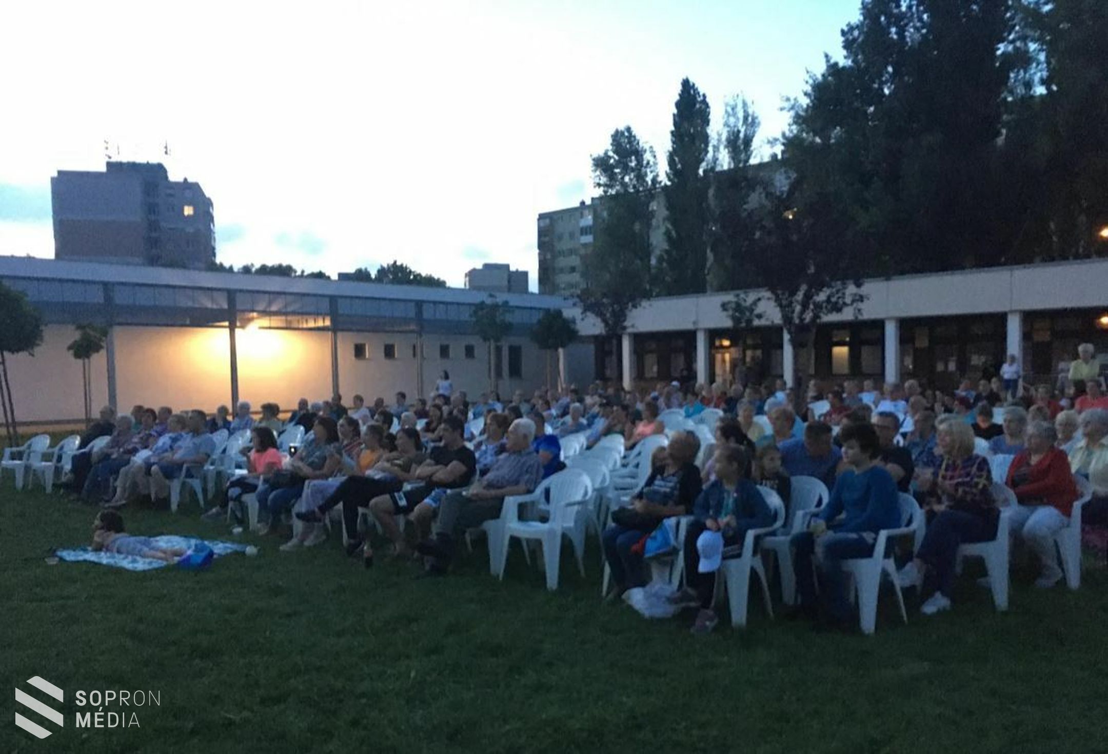Nyáresti mozi a Jereván lakótelepen