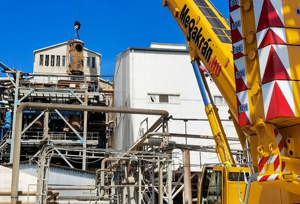 Hőcserélő tartályt cseréltünk 450 tonnás autódarunkkal