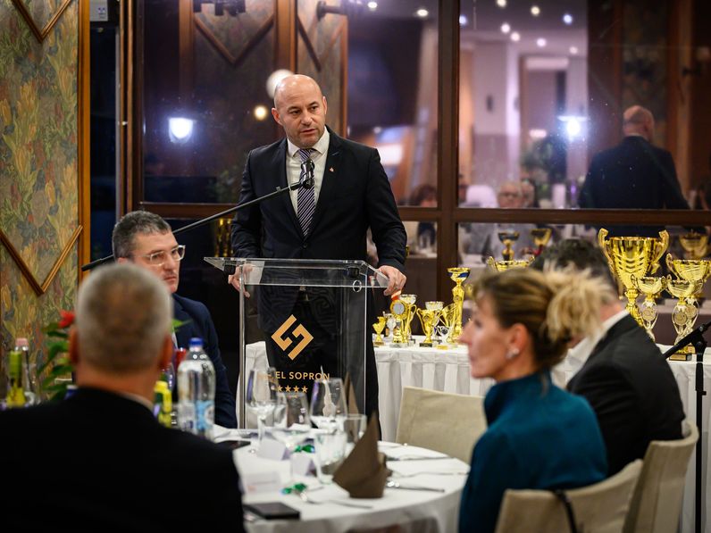 Ünnepélyes évzárót tartottak a teniszezők a Hotel Sopronban