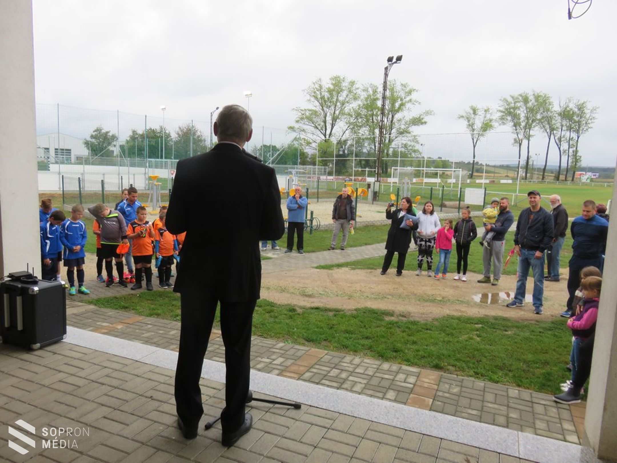 Műfüves futballpályát avattak Kópházán