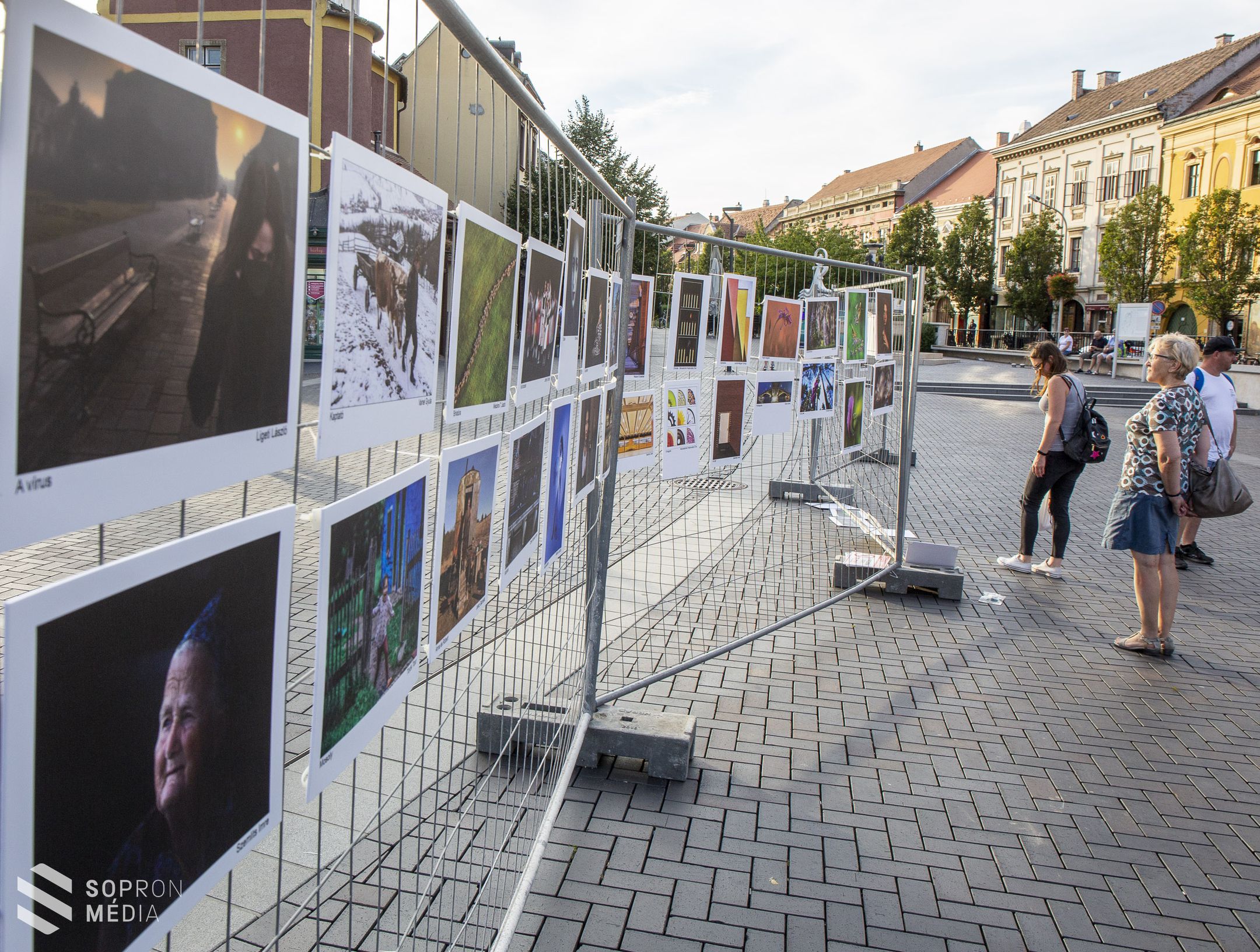 A Soproni Fotóklub szabadtéri fotókiállítása tekinthető meg a Mária-szobornál