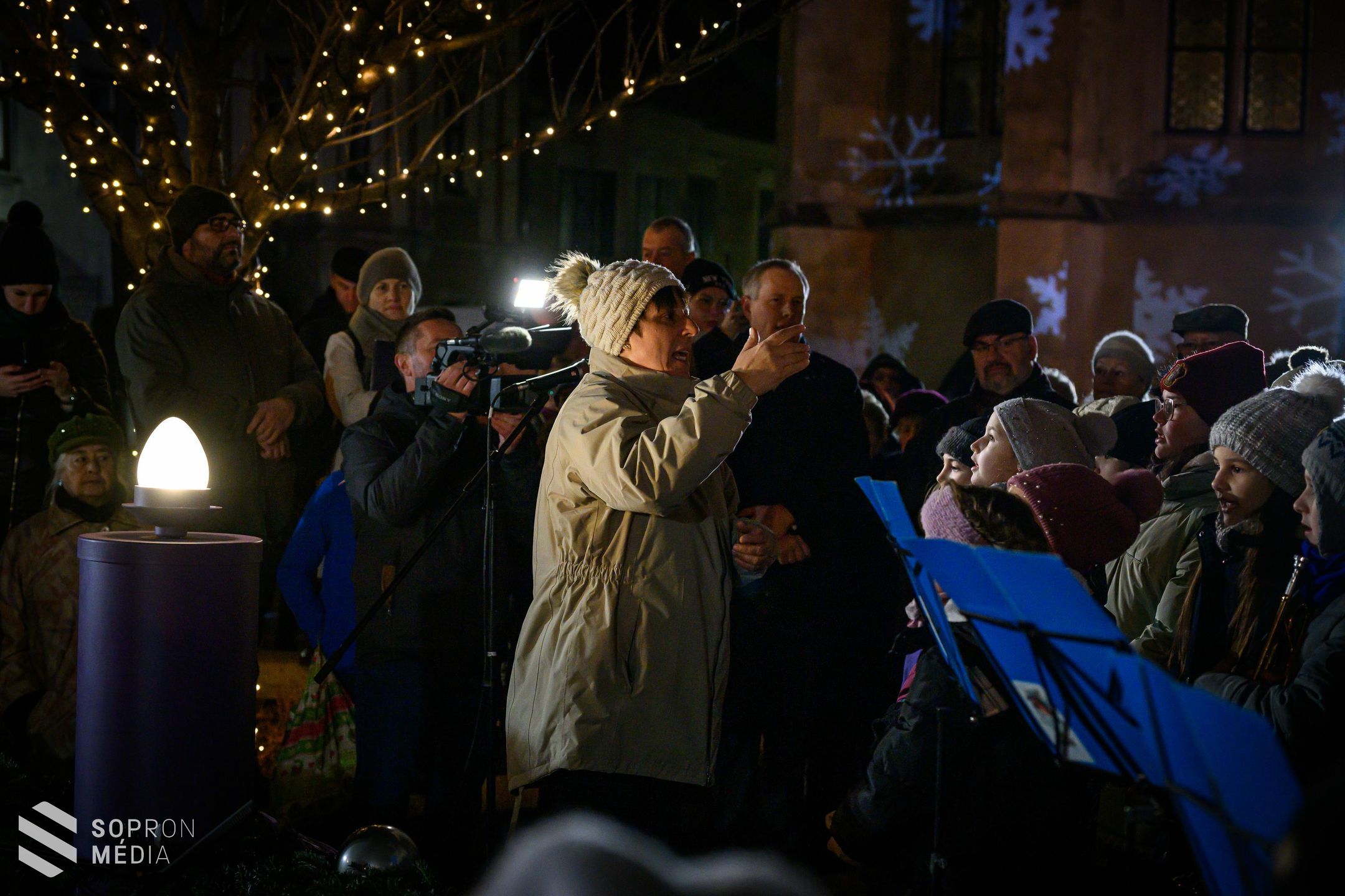 Fellobbant a remény lángja Sopronban is