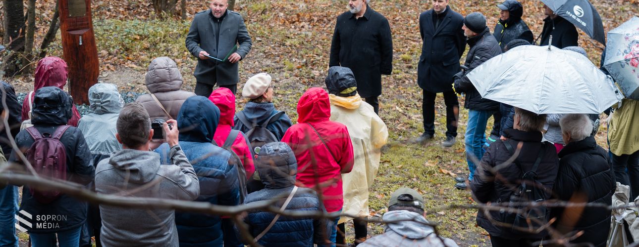 Dr. Nováki Gyula tiszteletére avattak emlékoszlopot Sopronban