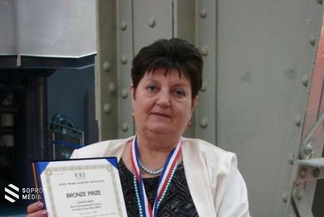 Deme Miklósné Fazekas Ágnes a Koreai Nemzetközi női Találmányi Kiállítás bronzérmével 2008-ban 