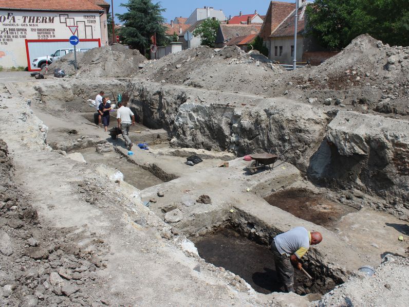 Közérdekű: Folytatódnak a régészeti munkák, parkoló lezárásokra kell számítani! 