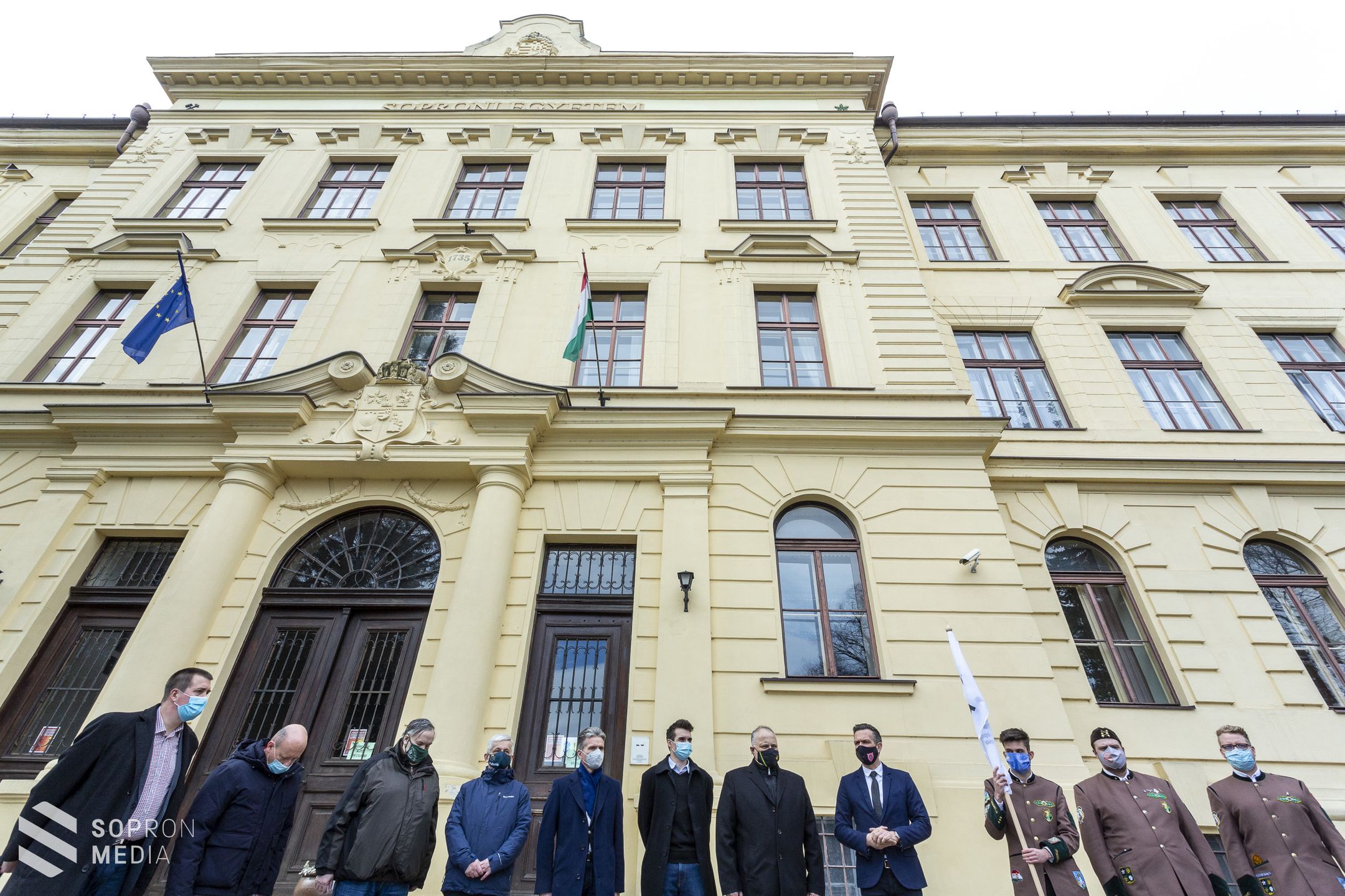 A Soproni Egyetemen is lobog a centenáriumi zászló