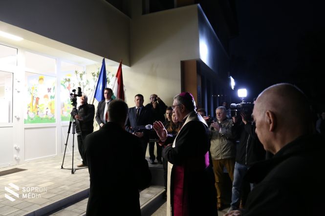 Dr. Veres András megyéspüspök megáldja az iskolát