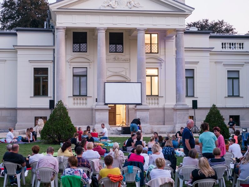 Közel 200 filmrajongó gyűlt össze a Lenck-villa kertjében