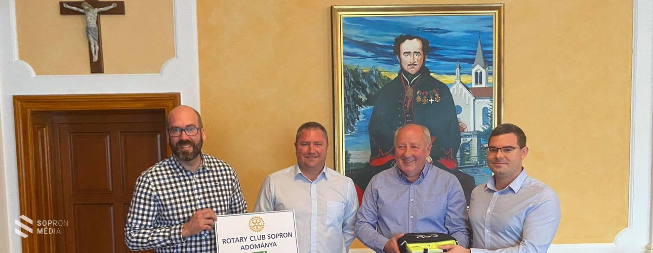 Defibrillátort adományozott a Rotary Club Sopron Nagycenknek