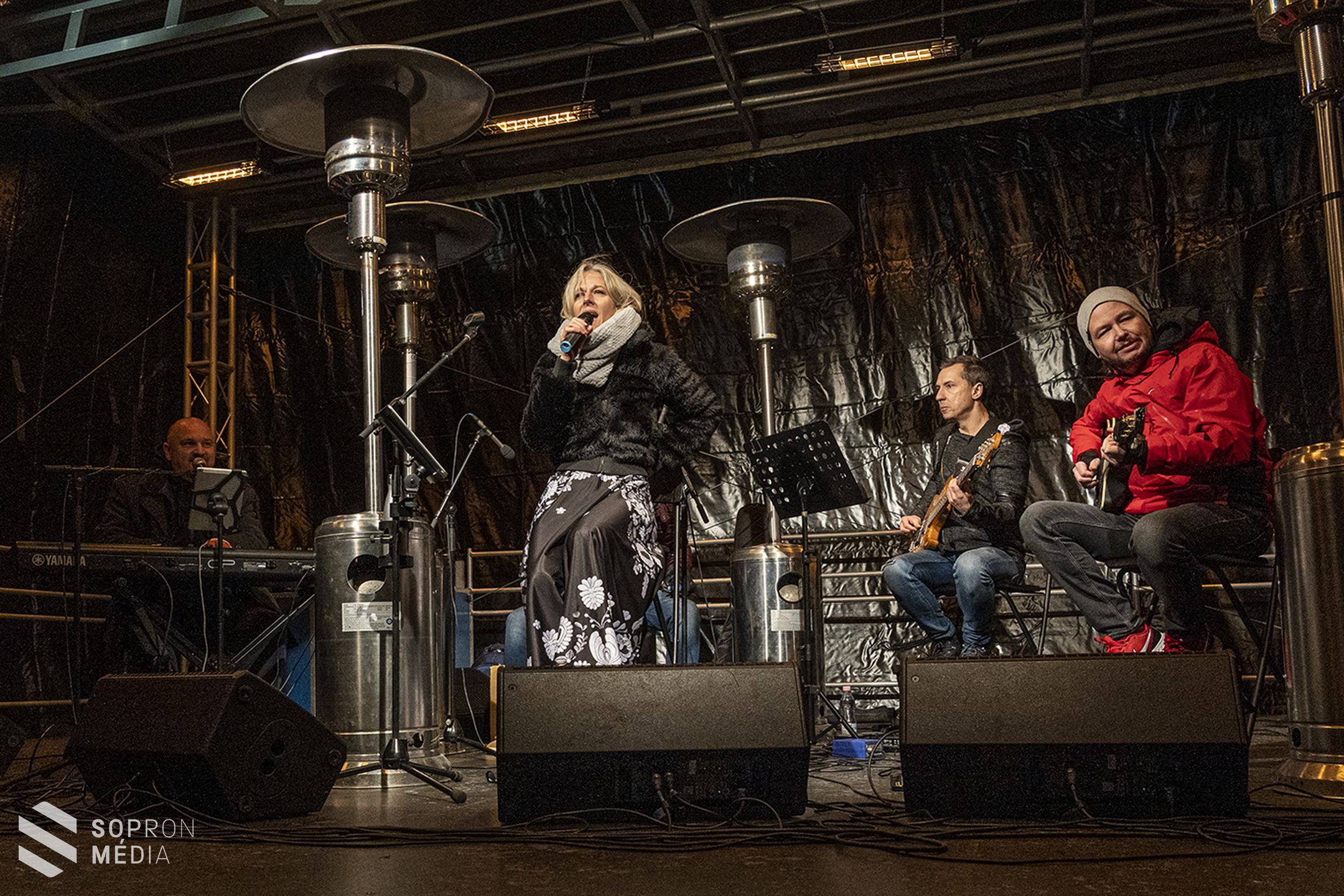 Megtelt a Révai utca a Jereván lakótelepen Wolf Kati soproni adventi koncertjén