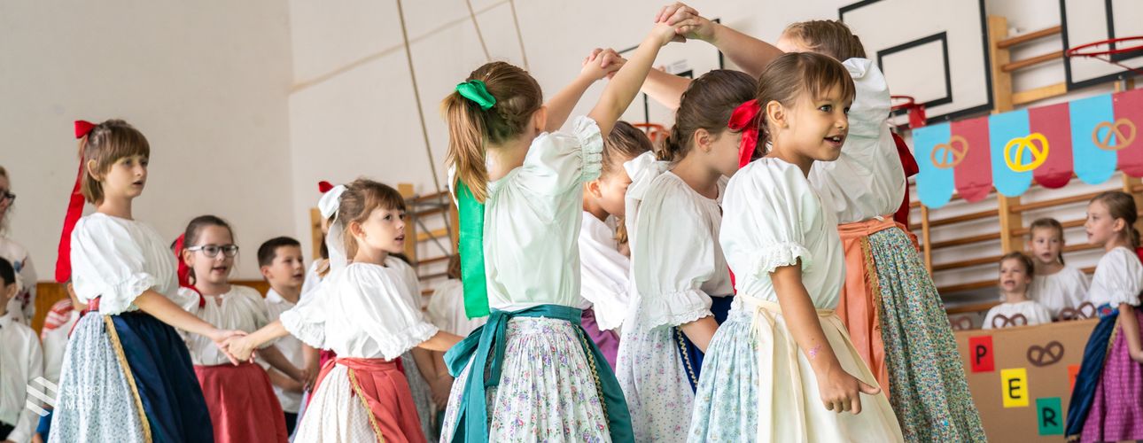 Mihály-napi kavalkád a Deák Téri Általános Iskolában