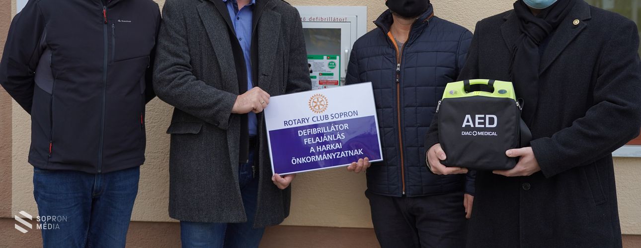 Defibrillátort adományozott a Rotary Club Sopron Harkának