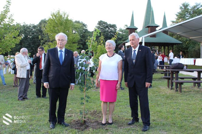 Fodor Tamá, Katharina Landgraf és Firtl Mátyás fát ültettek a Páneurópai Piknik és az azt követő határnyitás emlékére.