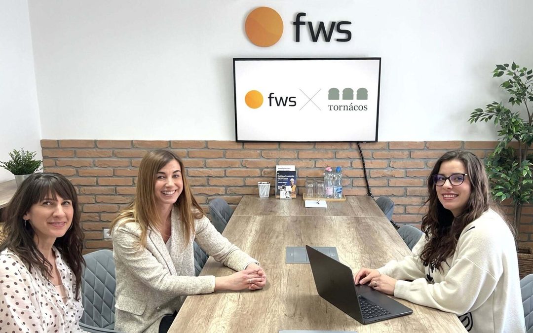 Megbeszélés az fws tárgyalójában, a kijelzőn az fws és a Tornácos logója