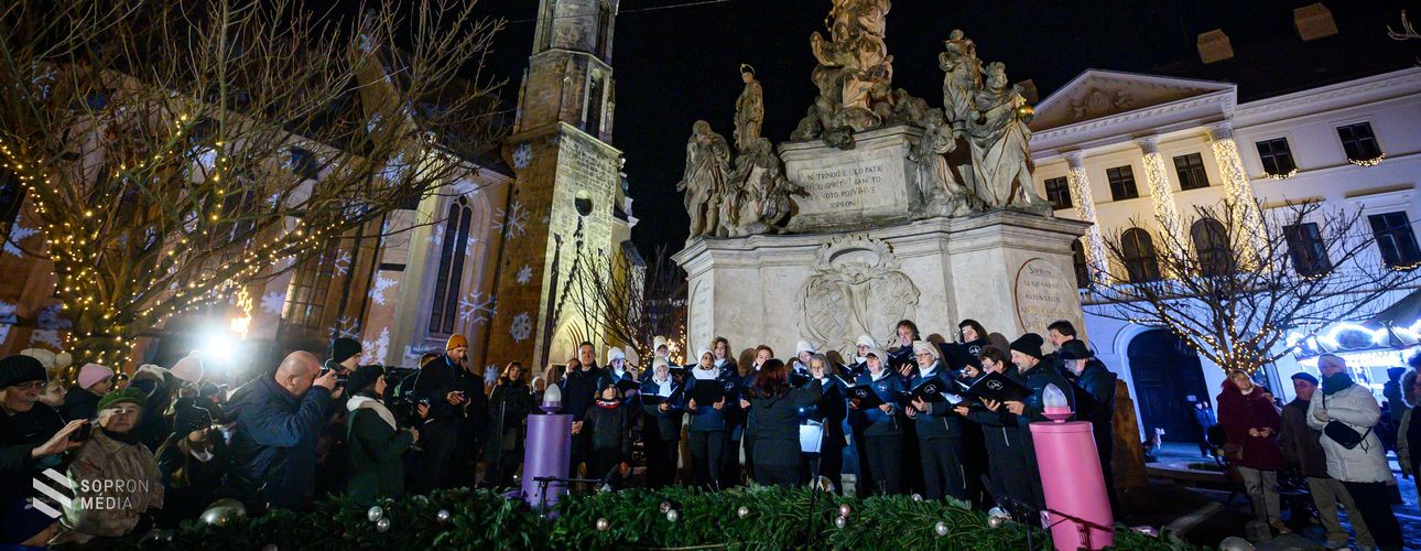 Fellobbant a hit lángja Sopron adventi koszorúján!