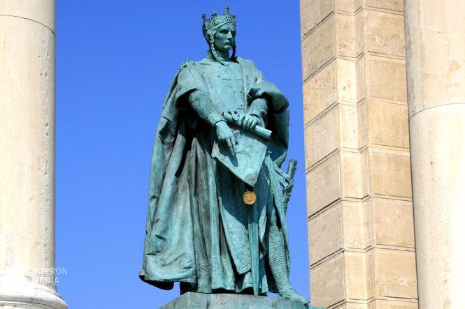 II. András szobra a Hősök terén