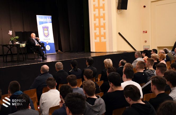Nógrádi György előadás közben