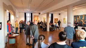 Barlangrajzok névvel nyílt meg Huber Vilmos festőművész kiállítása