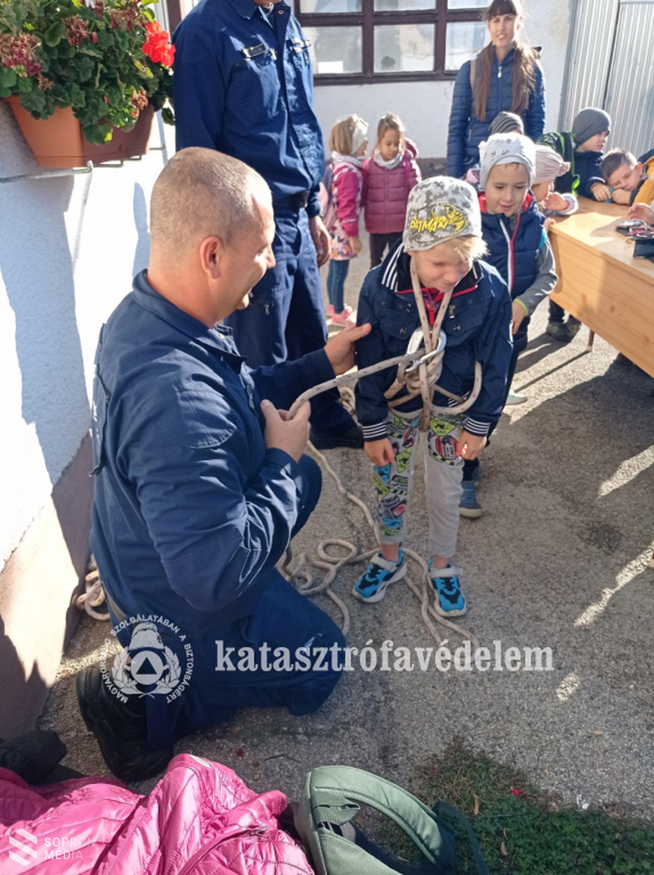 Kicsik és nagyok ismerkedtek a tűzoltói hivatással