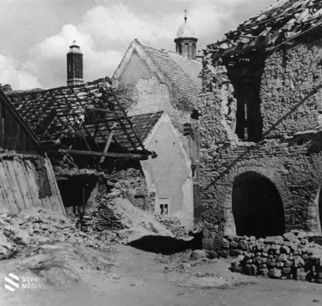 A soproni bombázás következményei, a város romos épületei és utcái  