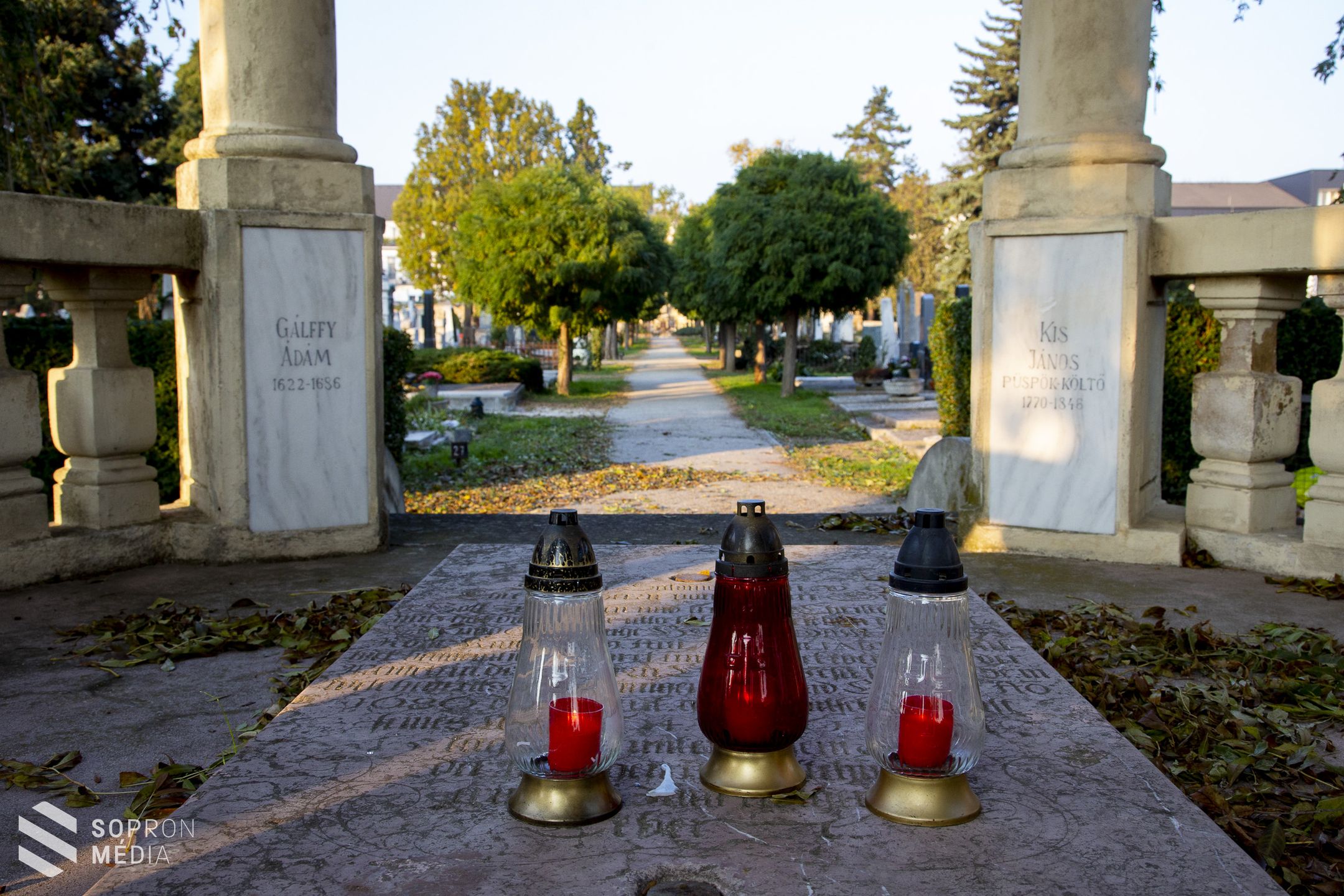 Gyertyák és mécsesek fénye ragyogja be a soproni temetőket