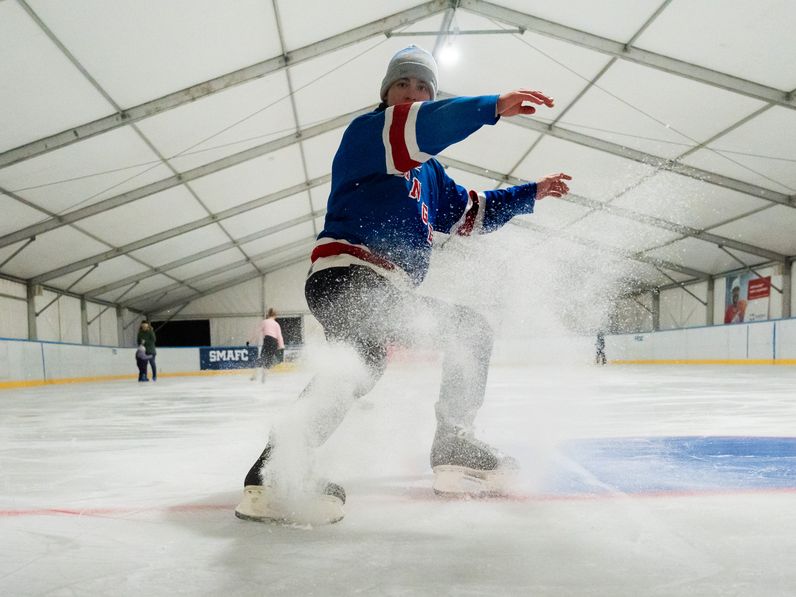 Birtokba vették a korcsolyázók a soproni műjégpályát