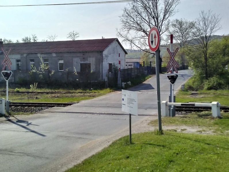 Lezárás az Öntöde utcai vasúti útátjáróban