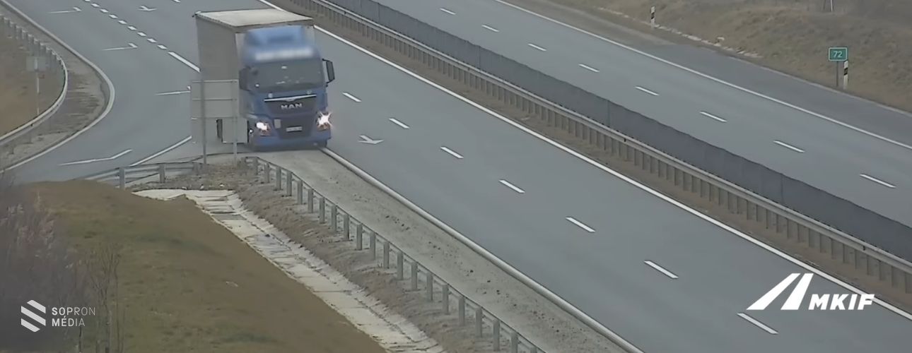 Az M85-ösön tolatott egy kamionos Nagycenknél!