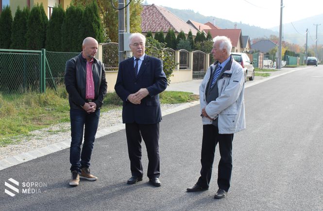 Horváth Zsolt az útépítő közösség vezetője, Dr. Fodor Tamás SMJV polgármestere és Mágel Ágost a Városfejlesztési Bizottság elnöke. (b-j)