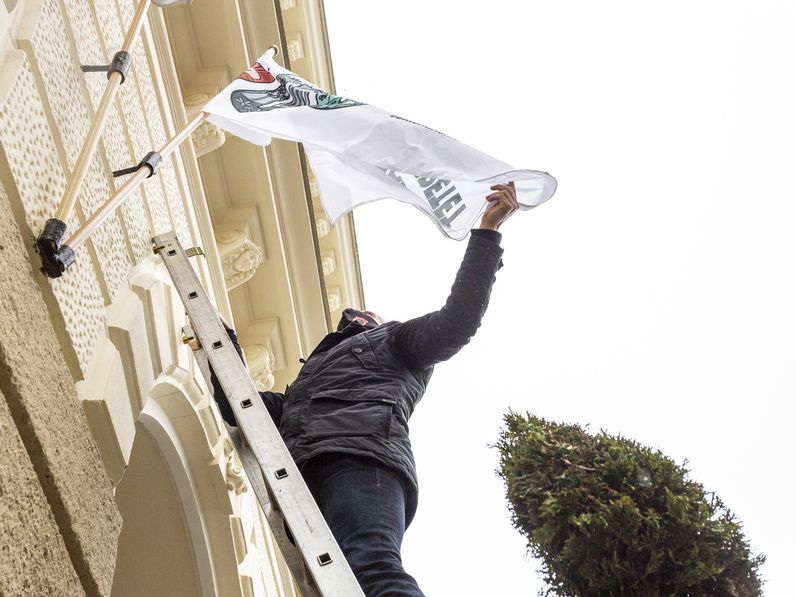Kitűzték a centenáriumi zászlót a Városházára