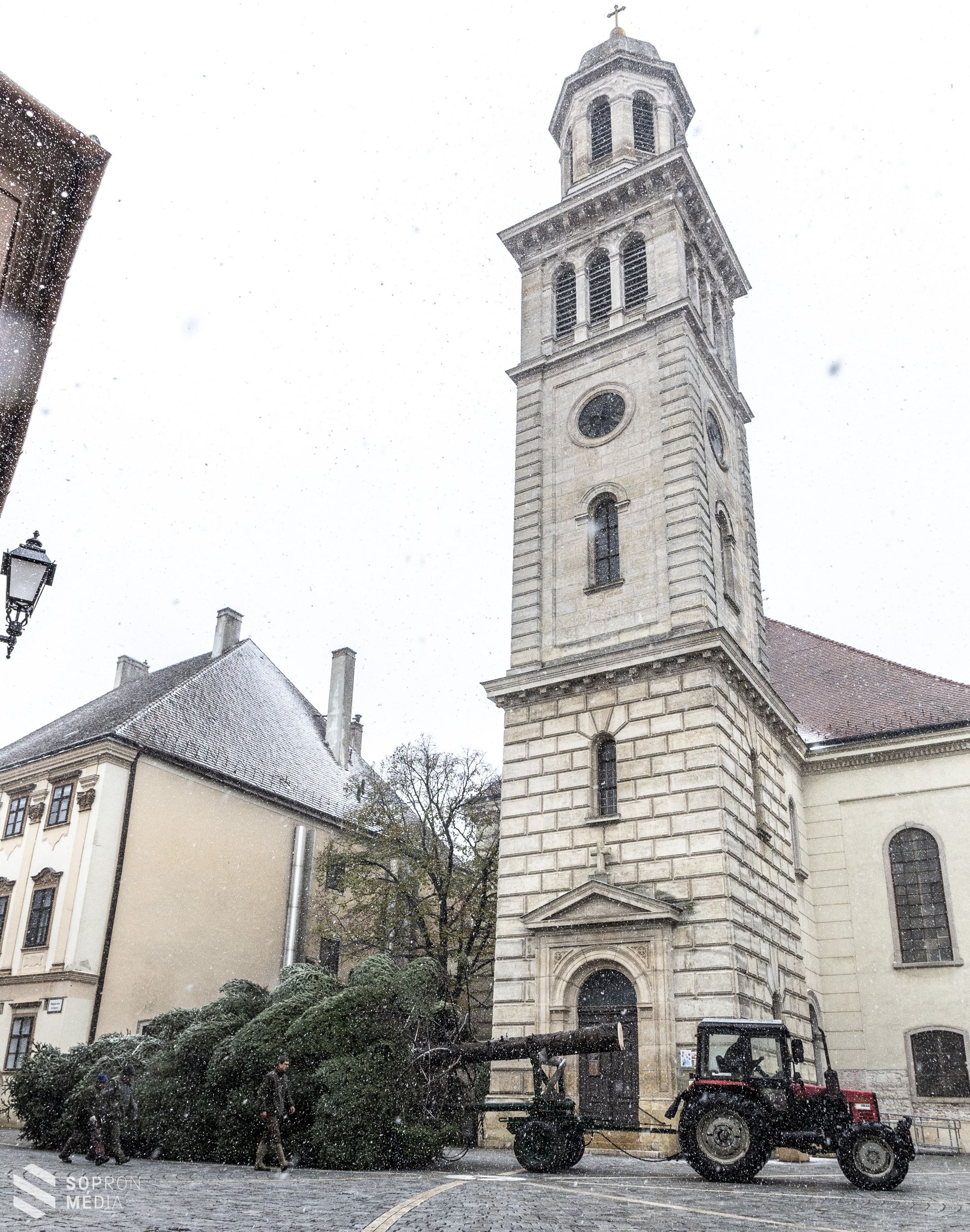 Már a Fő téren van Sopron karácsonyfája!