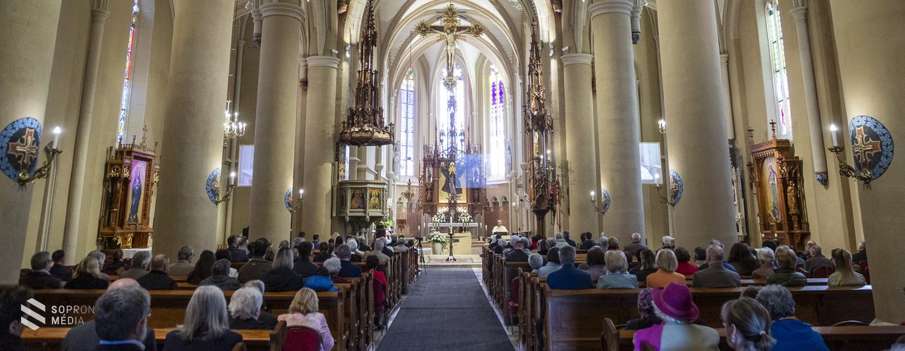 Szentmisével és csendes főhajtással emlékeztek Szemelliker Antal plébánosra