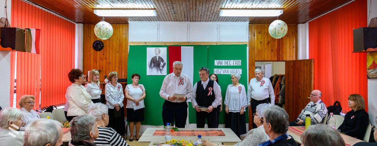 Megemlékezés- a Lővér Nyugdíjas Klub tagjai ünnepi műsorral tisztelegtek a hősök előtt
