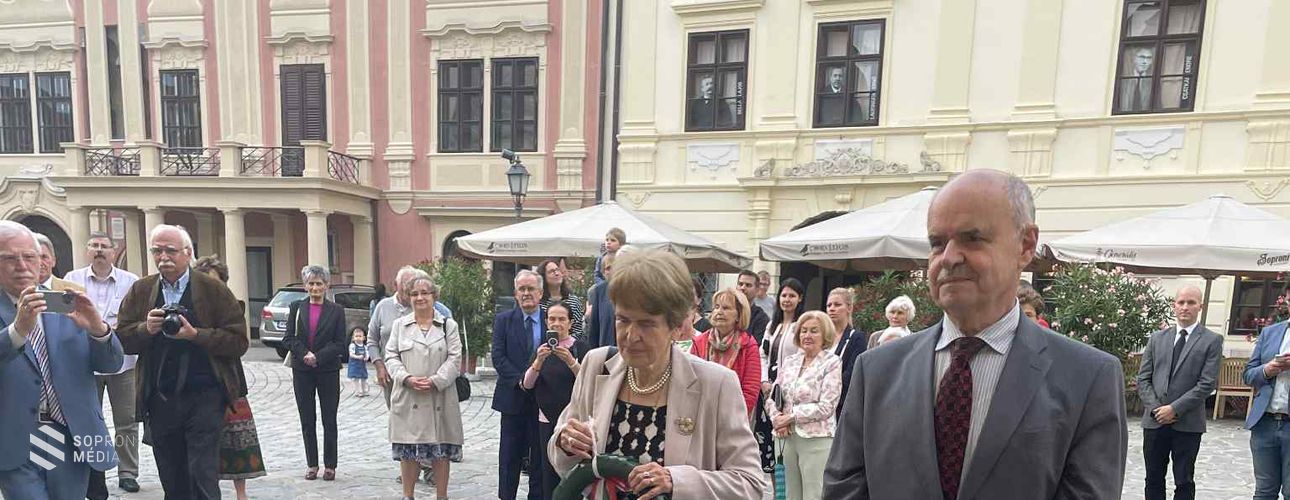 Prof. dr. Nikolics Károlyra, Sopron díszpolgárára emlékeztek a Fő téren