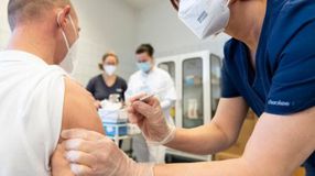 Az egészségügyi dolgozók újabb körét hívják védőoltásra