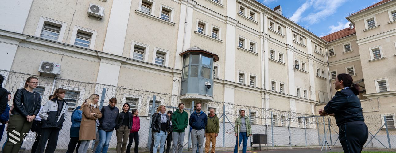 „A rács két oldalán” – Ilyen volt a nyílt nap a Sopronkőhidai Fegyház és Börtönben.